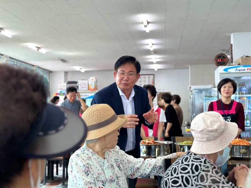 박강수 마포구청장이 8월9일 새로 개소한 효도밥상 도화동 1호점에 방문해 어르신들과 소통하는 모습.사진제공=마포구