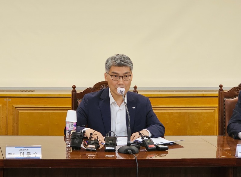 이준수 금융감독원 은행·중소서민 부원장이 17일 서울 중구 은행회관에서 은행연합회 및 17개 은행 은행장과 간담회를 개최해 내부통제 강화 방안 및 향후 가계부채 관리방향 등 주요 현안사항에 대해 논의했다. /사진제공=금융감독원