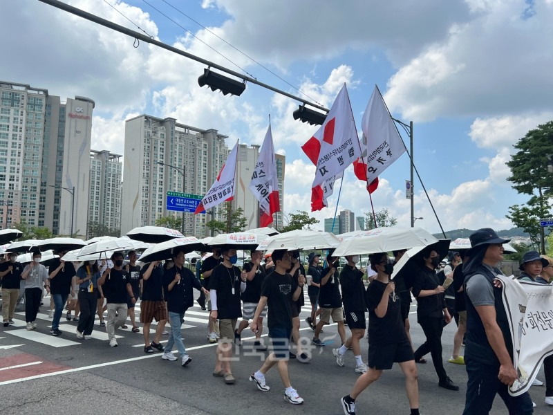 카카오 노동조합 '크루 유니언' 구성원이 거리로 나와 행진을 이어가고 있다. / 사진=이주은 기자
