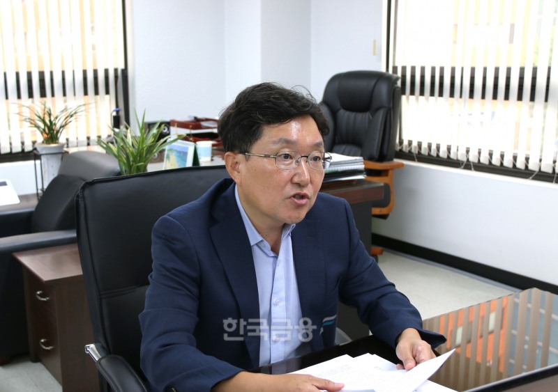 김용태 보험대리점협회장이 협회 사무실에서 한국금융신문과 인터뷰를 하고 있는 모습./사진=정은경 기자