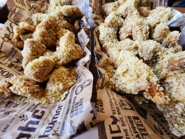bhc치킨 신메뉴 '마법클'. 마늘과 버터, 후레이크로 달콤하면서도 짭조름한 맛을 냈다. /사진=손원태기자