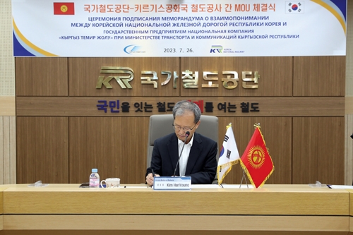▲ 김한영 국가철도공단 이사장이 지난달 키르기스스탄 철도공사와 MOU체결식을 진행하며 협약서에 서명을 하고 있다. 사진제공=국가철도공단
