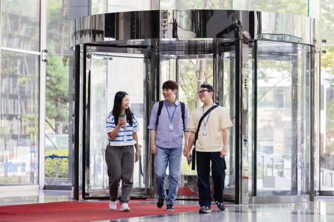 포스코(부회장 김학동)는 조직 구성원이 업무 효율성과 몰입도를 극대화시킬 수 있도록 근로시간과 장소, 복장까지 직원들이 자유롭게 선택할 수 있는 제도를 확대하고 있다. 사진제공=포스코.