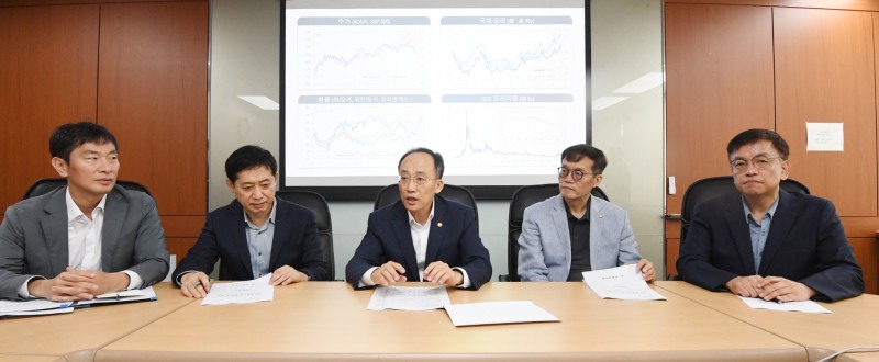 추경호 부총리 겸 기획재정부 장관(가운데)은 20일 오전 서울 은행회관에서 이창용 한국은행 총재(오른쪽에서 두번째), 김주현 금융위원장(왼쪽에서 두번째), 이복현 금융감독원장(왼쪽 첫번째), 최상목 경제수석(오른쪽 첫번째)과 거시경제·금융현안 간담회를 하고 최근 글로벌 경제·금융 주요 현안과 영향을 집중 점검했다. / 사진제공= 기획재정부(2023.08.20)