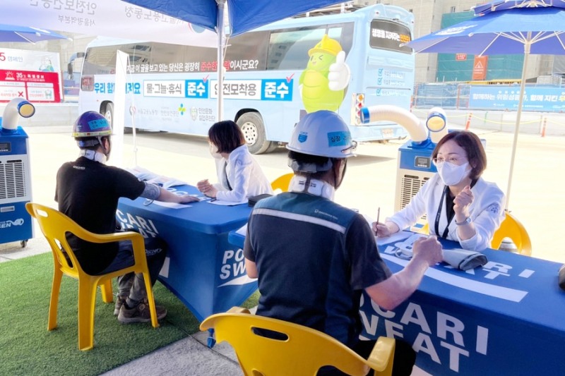 대우건설 올림픽파크포레온 현장 근로자들이 건강상담을 진행하고 있다. / 사진제공=대우건설