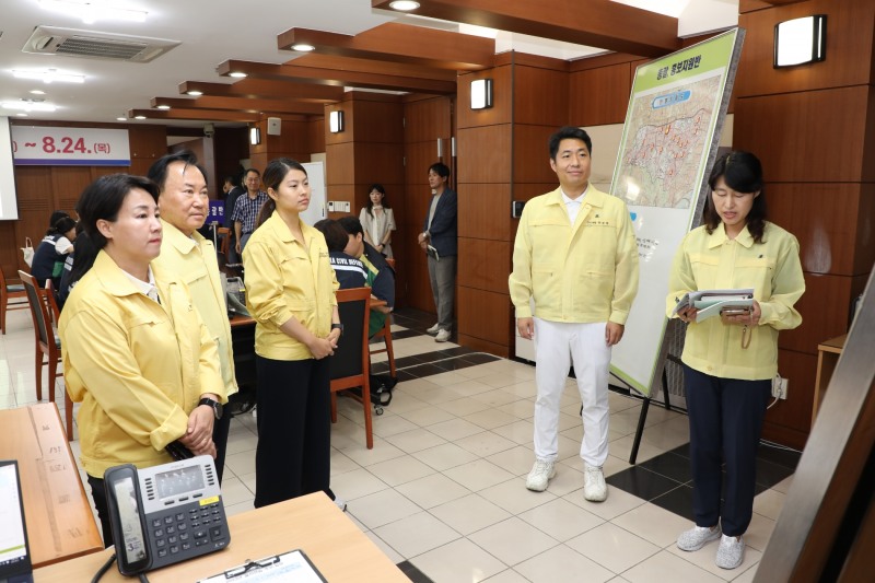 왼쪽부터 양은미 소재권 손주하 허상욱 의원이 중구청 지하 합동상황실을 찾아 대응 현황을 청취하는 모습./사진제공=중구의회