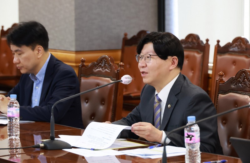 김소영 금융위원회 부위원장이 22일 오후 서울 중구 은행회관에서 개최한 금융시장 현안 점검·소통회의에서 중국 부동산 시장 등 대외요인과 최근 환율상승에 따른 금융회사의 외화건전성을 점검하고 대응 방안을 논의했다. /사진제공=금융위원회
