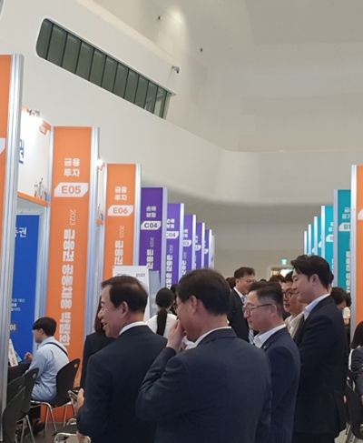 23일 서울 동대문디자인플라자(DDP)에서 열린 '2023 금융권 공동채용 박람회'에서 서유석 금융투자협회장(왼쪽)이 증권사 현장 부스를 둘러보고 있다. / 사진= 한국금융신문(2023.08.23)