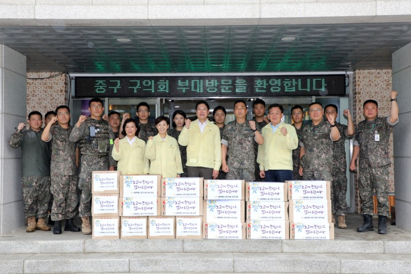중구의회 상임위원장들이 보병 제218여단 2대대를 방문해 관계자들과 기념촬영을 하는 모습./사진제공=중구의회