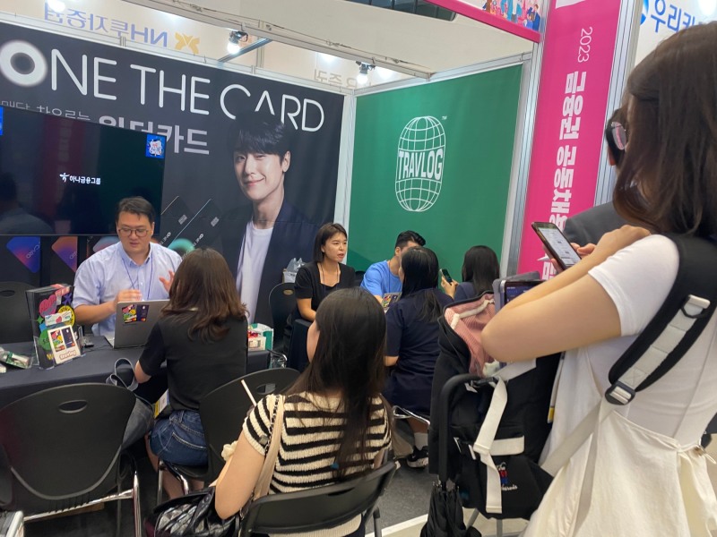 23일 서울 동대문 디자인플라자(DDP)에서 개최된 '2023 금융권 공동채용 박람회'에서 구직자들이 채용상담을 받고 있다./ 사진 = 홍지인 기자