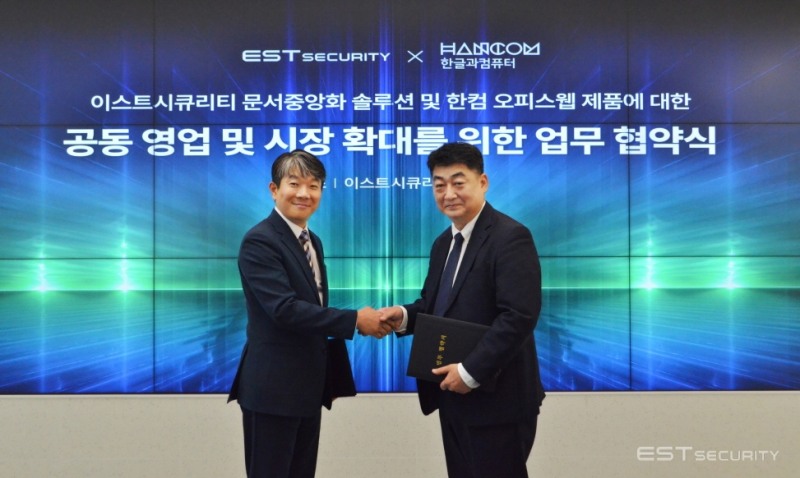 진성식 한글과컴퓨터 사업본부 본부장(사진 오른쪽)과 노의연 이스트시큐리티 비즈니스센터 상무가 업무 협약식에서 기념 촬영을 하고 있다. / 사진제공=한글과컴퓨터