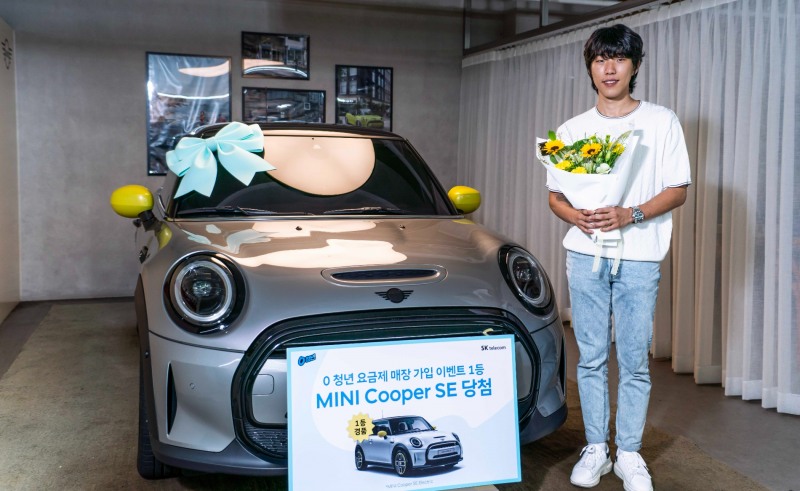 SK텔레콤 0 청년 요금제 출시 기념 경품 이벤트에서 1등에 당첨돼 BMW 미니 쿠퍼 전기차(Electric SE)를 받은 정태성씨./사진제공=SK텔레콤