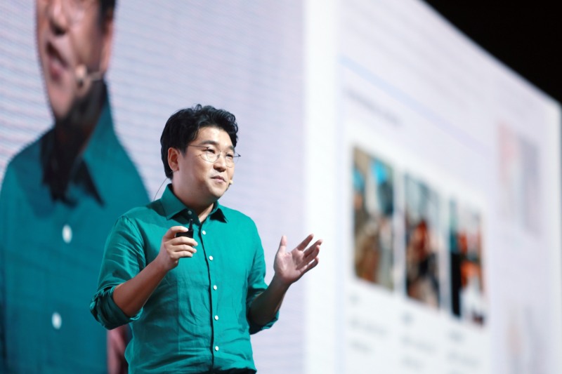 최재호 네이버 서치CIC 책임리더가 24일 열린 팀네이버 컨퍼런스 '단(DAN) 23'에서 큐:를 활용한 구체적인 검색 사례를 소개하고 있다. / 사진제공=네이버