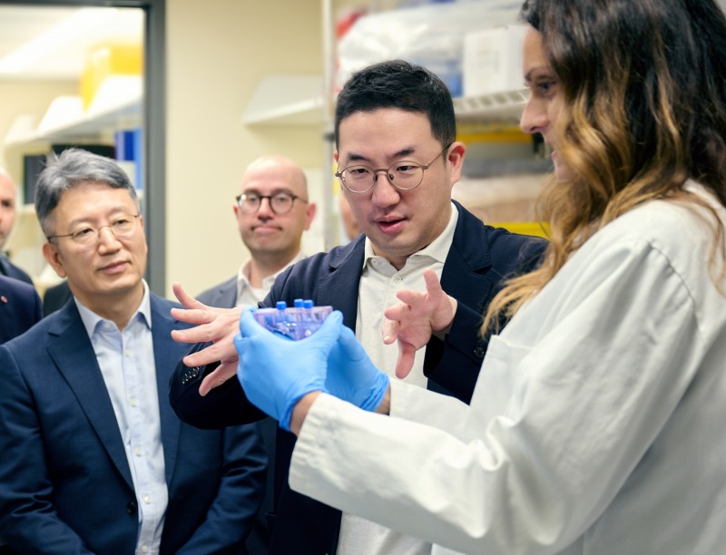 구광모 LG 대표이사 회장(앞줄 왼쪽에서 두번째)이 21일(현지시간) 미국 보스턴의 다나파버 암 센터를 방문해 세포치료제 생산 시 항암 기능을 강화시킨 세포를 선별하는 과정에 대한 설명을 듣고 있다./사진제공=LG