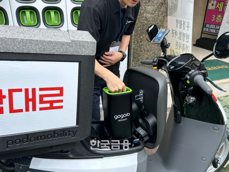 배터리를 교체하는 모습. /사진=박슬기 기자