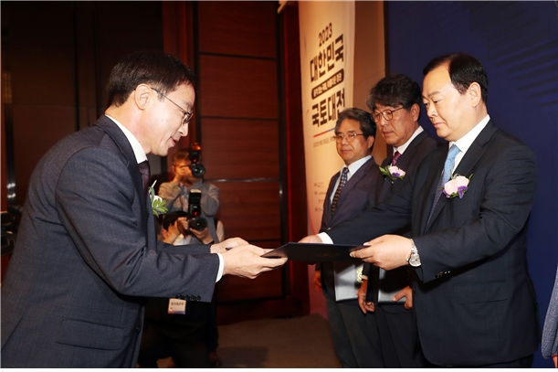 국가철도공단 임종일 부이사장이(오른쪽) 25일(금) 서울 콘래드호텔에서 김오진 국토교통부 차관(왼쪽)으로부터 국무총리상을 수여받고 있다. / 사진제공=국가철도공단