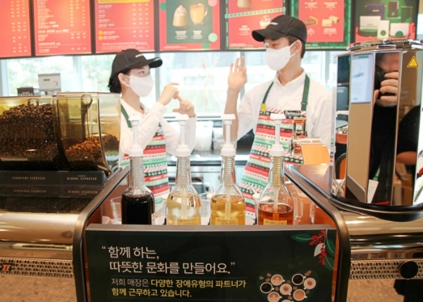 스타벅스(대표 손정현)가 도움이 필요한 이웃들을 위해 커피 한 잔에 세심함까지 담아내고 있다. /사진=스타벅스 코리아
