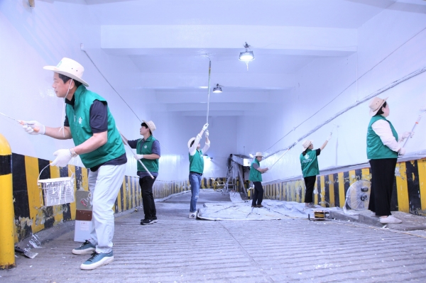 스타벅스 파트너들과 경동시장상인연합회가 경동시장 환경 개선 활동을 진행하고 있다. /사진=스타벅스 코리아