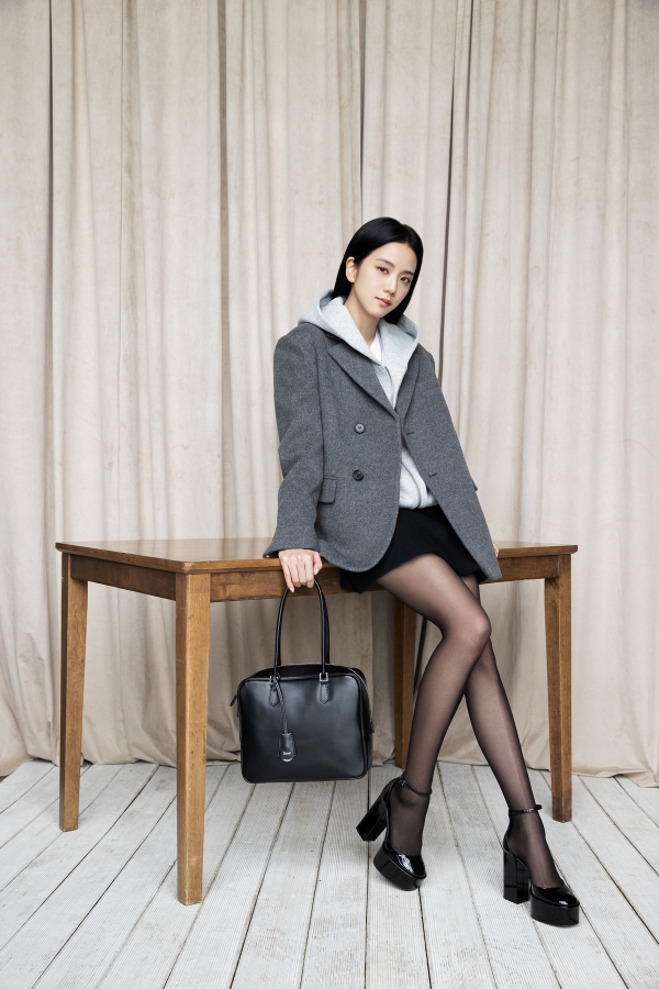 생활문화기업 LF(대표 김상균) 씨티닷츠의 밀레니얼 캐주얼 브랜드 ‘던스트(Dunst)’가 공식 앰버서더인 블랙핑크 지수와 함께 가을 컬렉션 화보를 25일 공개한다. /사진=LF 씨티닷츠