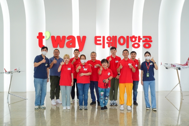 티웨이항공(대표 정홍근)은 지난 25일 김포공항에 위치한 티웨이항공 항공훈련센터에서 티웨이플러스 구독 회원들을 대상으로 객실 승무원의 안전 및 서비스를 직접 체험해 볼 수 있는 ‘크루 클래스(Crew Class)’를 진행했다. 사진제공=티웨이항공.