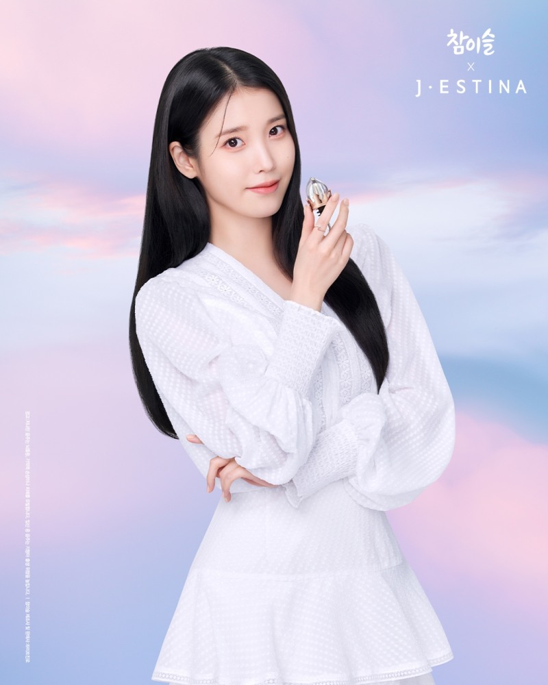 가수 아이유를 모델로 둔 참이슬과 제이에스티나가 손을 맞잡고 굿즈를 출시했다. /사진제공=하이트진로