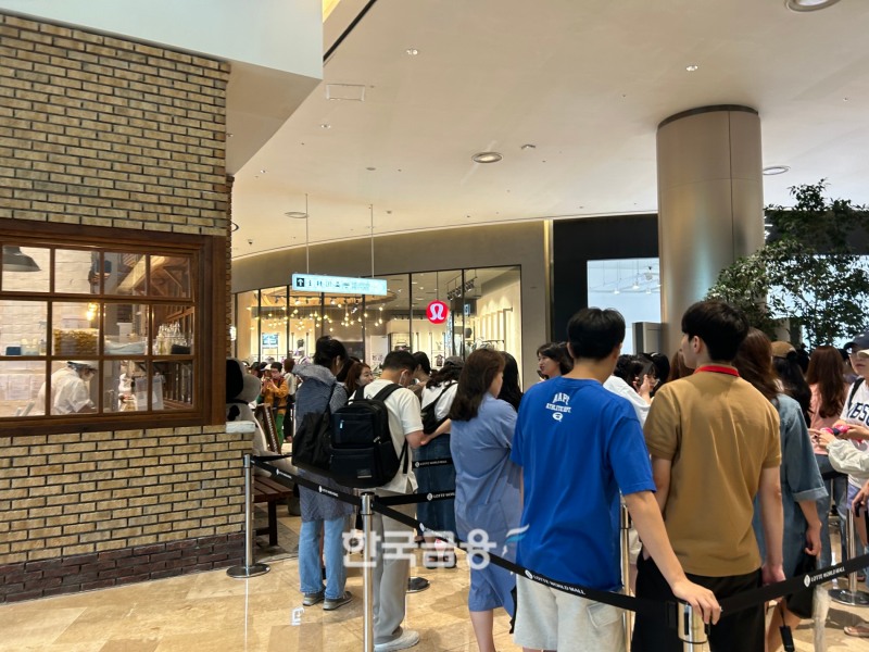 런던베이글뮤지엄 입장 예약을 하기 위해 길게 늘어선 줄. /사진=박슬기 기자