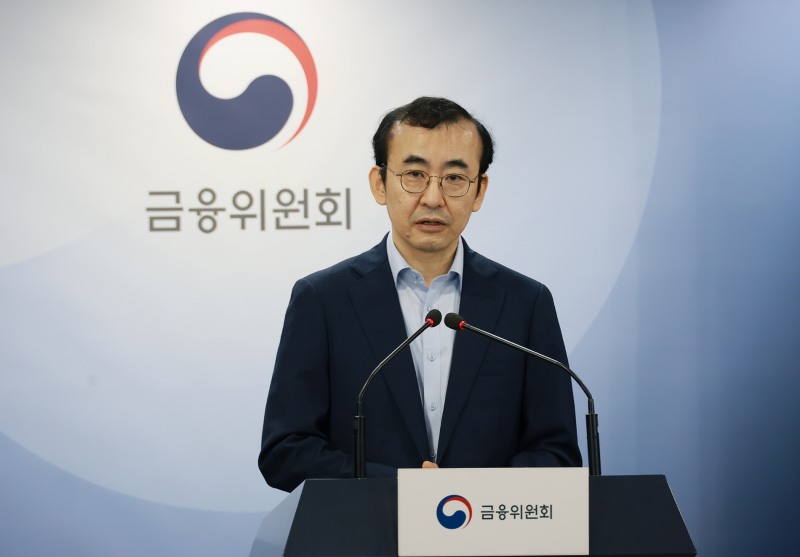 이세훈 금융위원회 사무처장이 29일 서울 종로구 정부서울청사 합동브리핑실에서 만기연장 상환유예 조치 연착륙 현황에 대해 브리핑하고 있다./사진제공=금융위