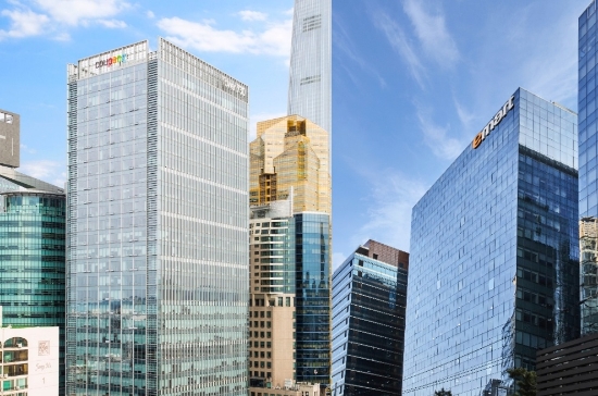 쿠팡이 올해 2분기 국내 이커머스·유통업계 실적 1위로 올라서며 주가도 강세를 나타내고 있다. 고물가·비대면 소비트렌드 등의 영향으로 아쉬운 성적표를 받아든 ‘유통 공룡’ 이마트(대표 강희석)는 주가의 부진한 흐름과 함께 공매도 물량까지 쌓이고 있다. /사진 = 각 사