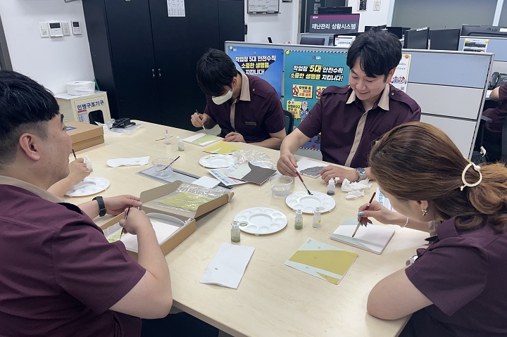 SR 관계자들이 평택지제역 벽화봉사을 진행하는 모습./사진제공=SR