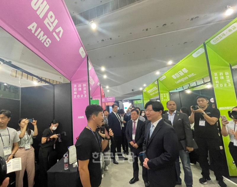 김소영 금융위원회 부위원장(오른쪽)이 임종윤 에임스 대표이사 부스에 방문해 서비스 설명을 듣고 있다./사진=전하경 기자