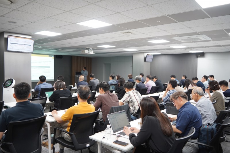 강성호 보험연구원 선임연구원이 30일 오후 열린 '초고령사회를 대비한 개인연금 경쟁력 제고방안'에서 주제발표를 하고 있다. 사진 제공=보험연구원