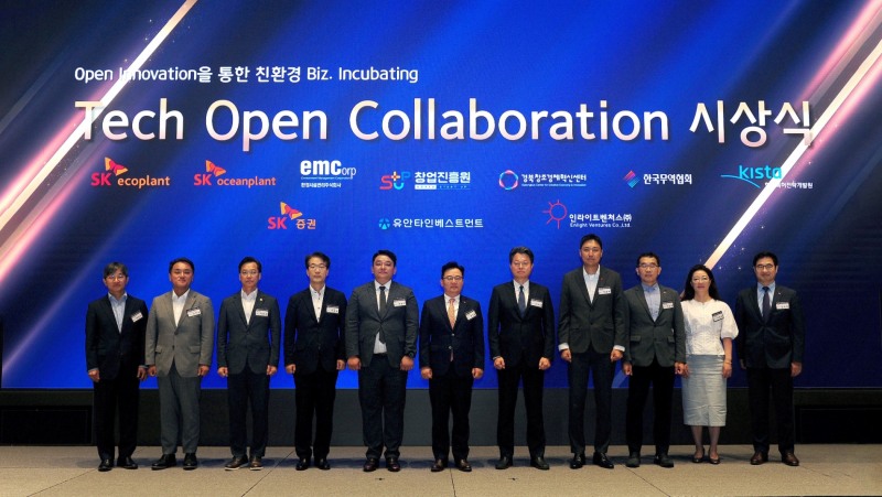 박경일 SK에코플랜트 사장(왼쪽 여섯번째), 전우종 SK증권 대표(오른쪽 첫번째), 이장훈 창업진흥원 본부장(왼쪽 세번째), 이문락 경북창조경제혁신센터 센터장(왼쪽 네번째), 이승철 SK오션플랜트 대표(오른쪽 세번째), 권지훈 환경시설관리㈜ 대표(왼쪽 두번째)를 비롯한 행사 참석자 및 공모전 수상자들이 기념촬영을 하고 있다. / 사진제공=SK에코플랜트