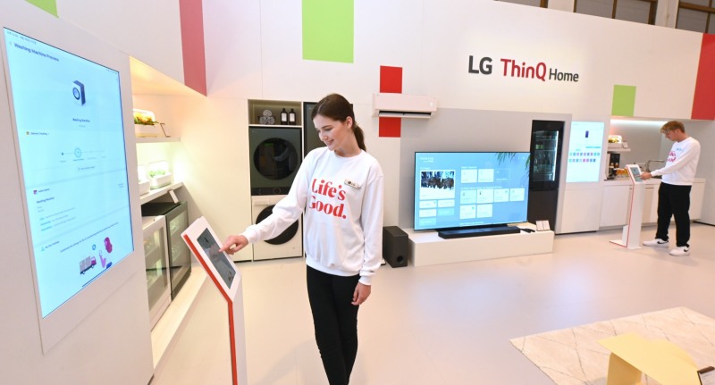 LG전자 모델들인 LG UP가전과 구매단계부터 다양한 고객 니즈에 맞춘 초개인화 가전인 LG UP가전 2.0을 소개하고 있다./사진제공=LG전자