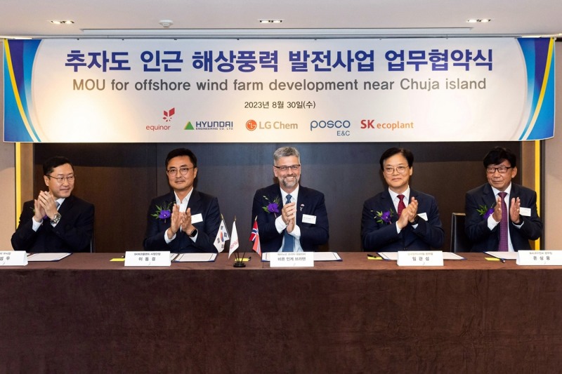 사진 왼쪽부터 LG화학 허성우 부사장, SK에코플랜트 이동걸 사업단장, 에퀴노르 코리아 비욘 인게 브라텐 대표이사, 현대엔지니어링 임관섭 플랜트사업본부장, 포스코이앤씨 온상웅 인프라사업본부장이 협약서에 서명하고 기념사진을 촬영하고 있다. / 사진제공=현대엔지니어링