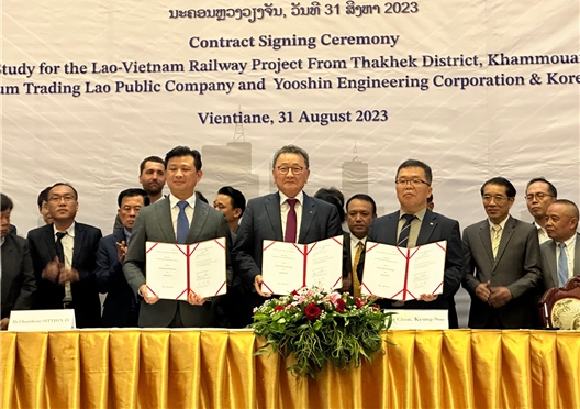 왼쪽부터 PTL Holdings 찬톤 시티사이 회장, 유신엔지니어링 전경수 회장, 국가철도공단 박진현 본부장 / 사진제공=국가철도공단