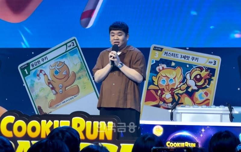 이창헌 '쿠키런: 브레이버스' PD가 1일 서울 잠실 비타 500 콜로세움에서 열린 론칭 쇼케이스 '브레이브 페스타'에서 게임과 스타터덱, 글로벌 대회 상세계획을 발표하고 있다. / 사진=이주은 기자