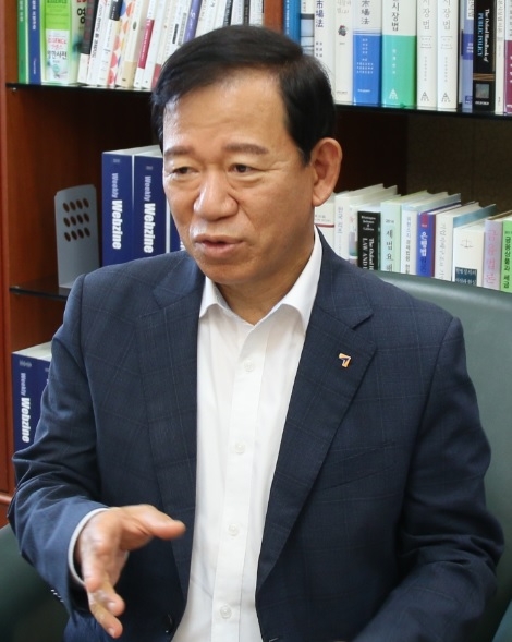△ 서유석 금융투자협회장= 1962년 충남 논산 출생 / 배재고 / 고려대 경제학과 / 고려대 재무관리 석사 / 1988년, 대한투자신탁 입사 / 2005~2006년, 미래에셋증권 마케팅본부장(상무) / 2006~2009년, 미래에셋증권 리테일사업부 대표사장 / 2009~2010년, 미래에셋증권 퇴직연금추진부문 대표 / 2010~2012년, 미래에셋맵스자산운용 사장 / 2012~2016년, 미래에셋자산운용 마케팅/ETF 총괄 사장 / 2016~2021년, 미래에셋자산운용 대표이사 사장 / 2023년 1월~현재, 제6대 금융투자협회장 // 사진= 한국금융신문