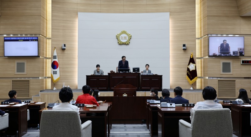 오천진 용산구의회 의장이 본회의를 주재하는 모습./사진제공=용산구의회