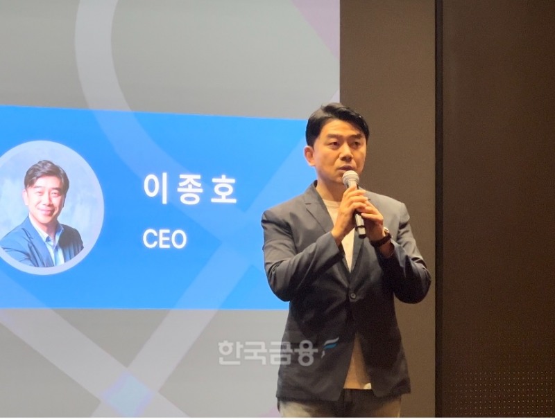 이종호 티맵모빌리티 대표가 4일 서울 중구 SKT 타워에서 열린 기자 간담회에서 새로운 서비스 '올 뉴 티맵'을 소개하고 있다. / 사진=이주은 기자
