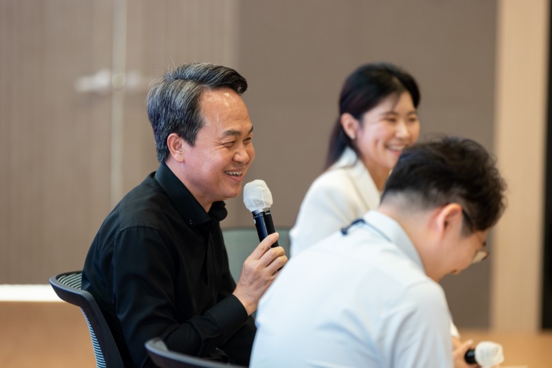 진옥동 신한금융그룹 회장(사진 가운데)이 지난 9월 1일 서울 중구 신한금융 본사에서 열린 창립 22주년 기념 행사 ‘참신한 토크 콘서트’에서 직원들과 대화하고 있다./사진제공=신한금융