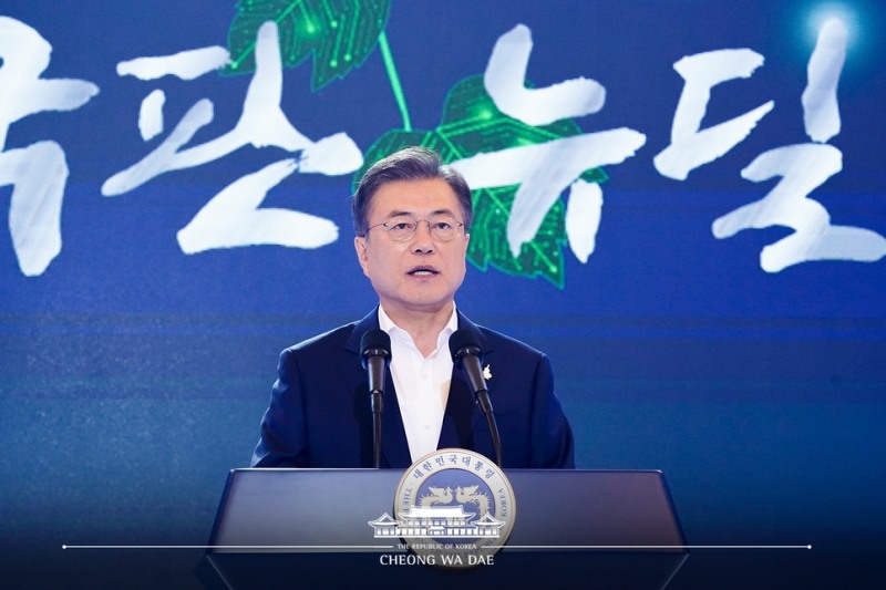 문재인 전 대통령이 2020년 7월 14일 열린 한국판 뉴딜 국민보고대회에서 국민에게 한국판 뉴딜 정책 방향을 보고하고 있다./사진=문재인 정부 청와대 공식 네이버(NAVER‧대표 최수연) 블로그