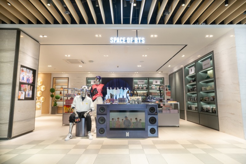 신세계면세점 명동점에 방탄소년단 공식 상품 판매 스토어가 문을 열었다. /사진제공=신세계면세점