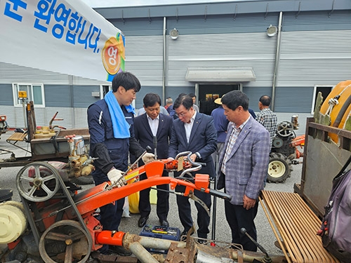 이종욱 충남세종농협본부장(오른쪽 두 번째)과 신진식 농협아산시지부장(오른쪽 세 번째), 성시열 송악농협조합장(오른쪽)이 농기계 순회수리 봉사활동 현장을 찾아 격려하는 모습.