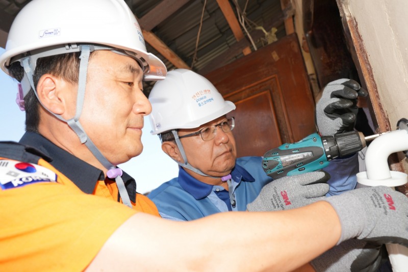 한성희 포스코이앤씨 사장(가운데)과 남화영 소방청장이 7일 충북 음성의 60년이 넘은 노후가구를 방문해 주거환경개선활동를 진행하고 있다./사진제공=포스코이앤씨