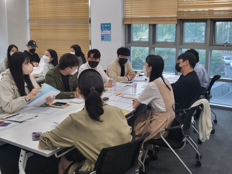 동작구 청년정책의 하나인 청년 네트워크 발대식을 개최식을 갖고, 청년들이 의견을 나누는 모습./사진제공=동작구