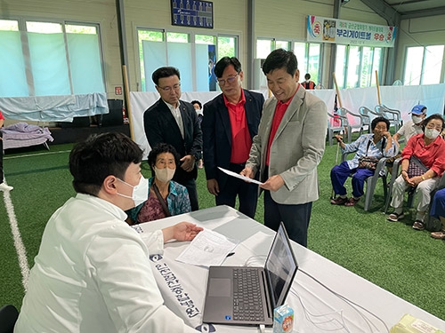 ▲ 황기훈 충남세종농협부본장(왼쪽), 김경민 농협금산군지부장(가운데), 길영진 부리농협조합장(오른쪽)이 진료중인 농업인과 인천힘찬종합병원 의료진을 격려하고 있다.