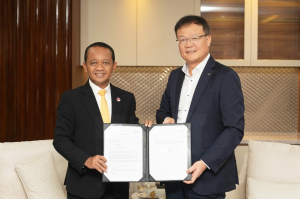 KT&G(사장 백복인)가 인도네시아 투자부와 인도네시아 동자바 주에 수출 전초기지인 신공장 건설에 대한 투자지원서를 제공 받는 협약식을 11일 가졌다. /사진=KT&G