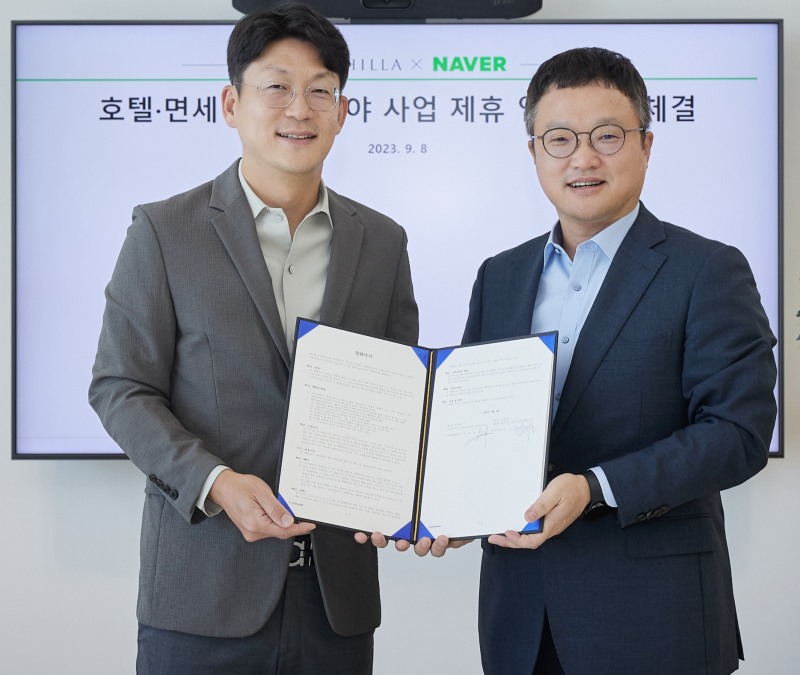 지난 8일 네이버 1784 사옥에서 한재영 네이버 사업개발센터 총괄(왼쪽), 김태호 호텔신라 TR 부문장(오른쪽)이 호텔신라와 전략적 사업 제휴를 위한 양해 각서를 체결했다. / 사진제공=네이버