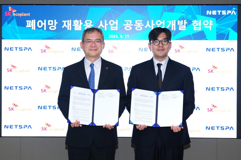 이대혁 SK에코플랜트 글로벌에코BU 대표(왼쪽), 정택수 넷스파 대표가 협약서를 들고 기념촬영을 하고 있다. / 사진제공=SK에코플랜트