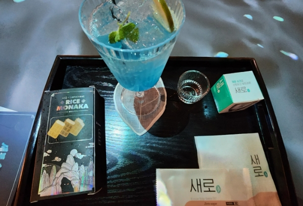 롯데칠성음료가 '처음처럼 새로' 출시 1주년을 맞아 서울 성수동 데어바타테에 팝업스토어를 열었다. 사진은 팝업 '새로구미의 정자' 모습. '처음처럼 새로'를 하이볼과 결합해 모니카 아이스크림과 함께 곁들어 먹을 수 있다. /사진=손원태기자